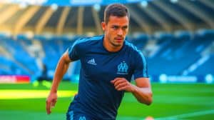 Illustration de Neal Maupay en pleine séance d'entraînement à l'OM pour convaincre Roberto De Zerbi. Image réalisée par IA.