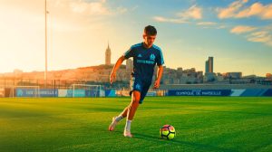 Illustration de Darryl Bakola lors d'un entraînement avec l'Olympique de Marseille sous l'œil attentif de Roberto De Zerbi.
