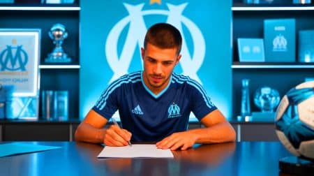 Cette recrue bouleverse l’OM et dévoile un secret explosif sur Hakimi qui change tout! Illustration de Nayef Aguerd lors de sa signature avec l'Olympique de Marseille.