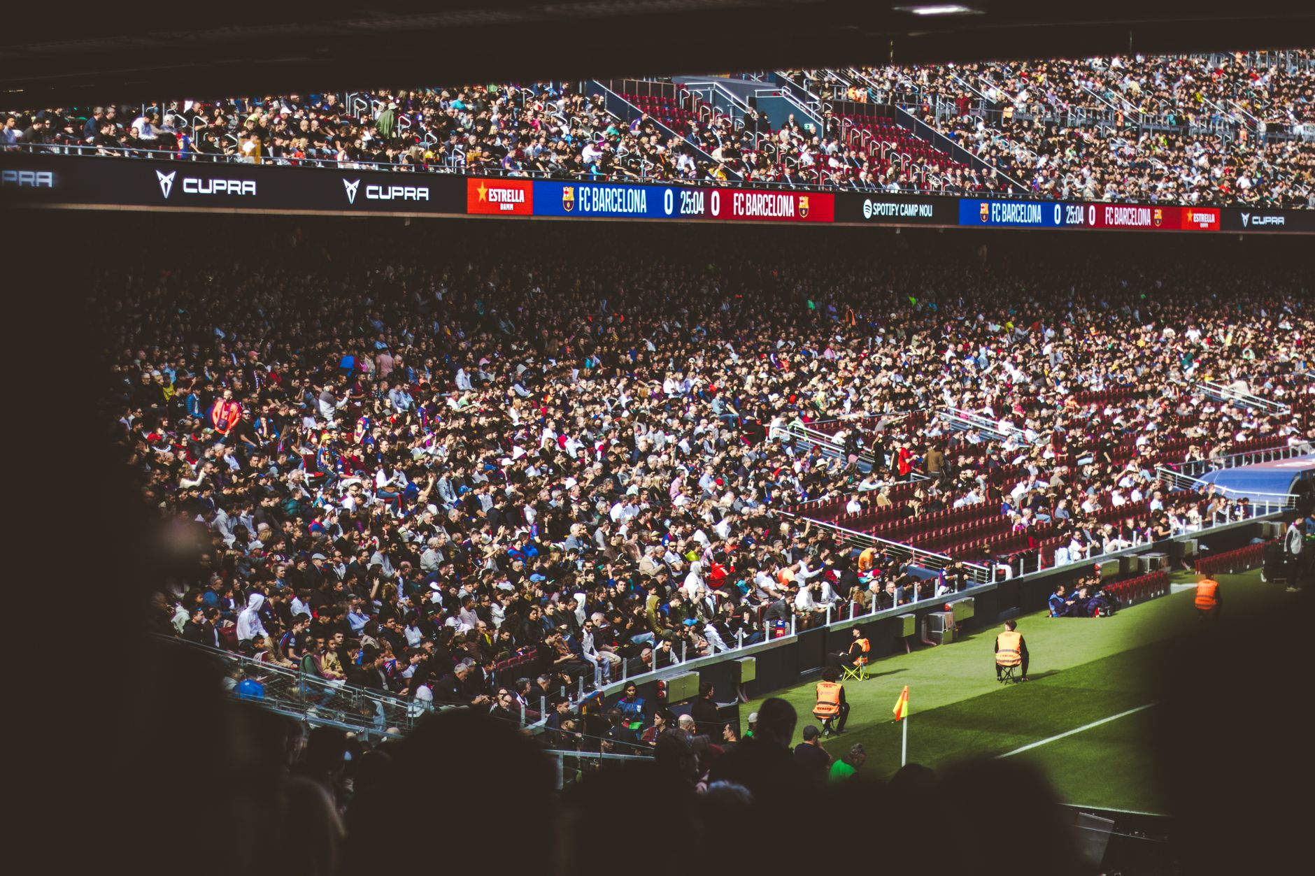 Une foule animée profitant d'un match de football au stade Camp Nou, Barcelone.