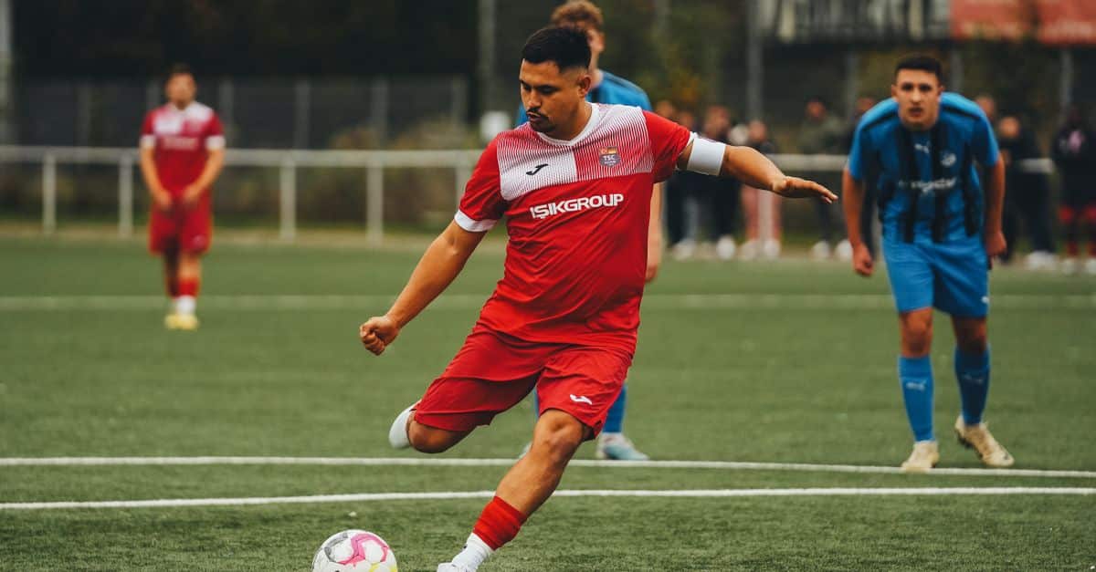 L’OM, un simple tremplin pour Pablo Longoria ? professional soccer match players
